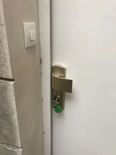 Cylindre et bouton de tirage sur une porte blanche