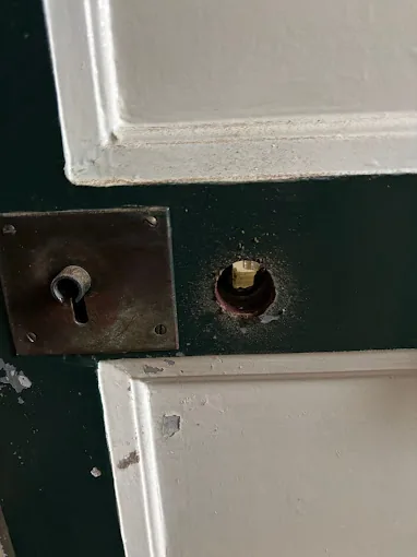 Porte dont le cylindre a été retiré, laissant l'emplacement vide