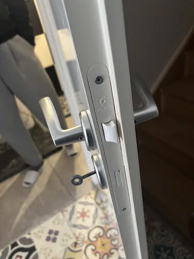 Poignée et têtière de serrure sur une porte ouverte