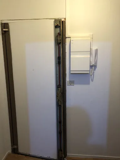 Bâti de porte blindée en cours de pose dans une entrée