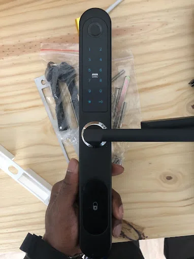 Serrure connectée à empreinte prête à être installée